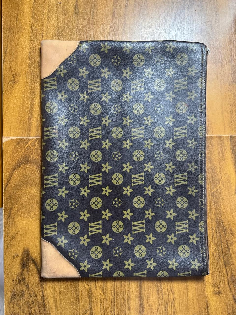 Capa para Notebook Estampa Monogram Marrom e Bege Estilo Louis Vuitton – tam U