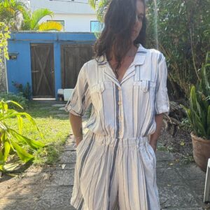 Macaquinho Listrado Nude e Azul – Joelik – tam M