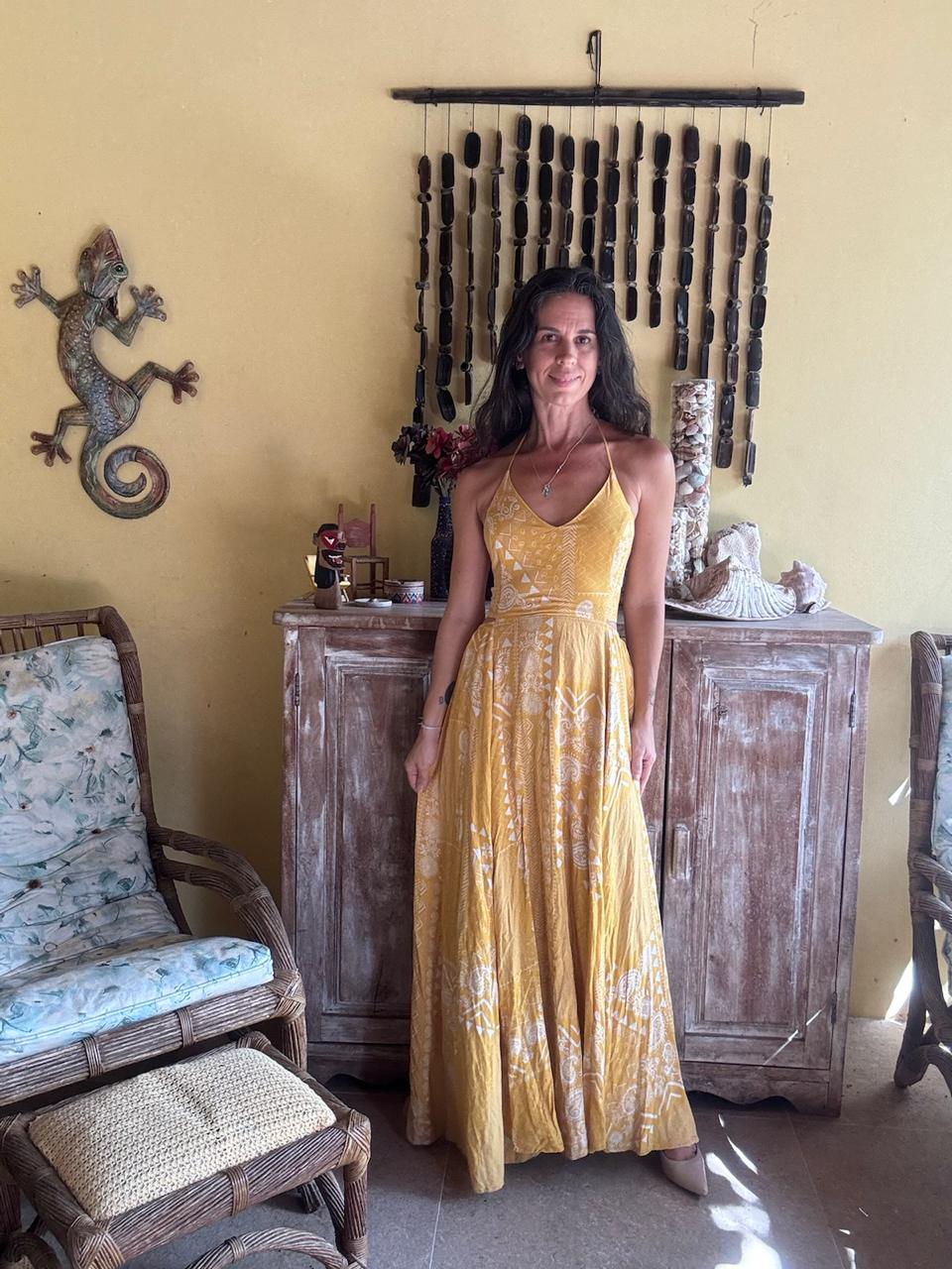 Vestido Longo Amarelo Mostarda Estampado com Cut Out – Fresia – tam M