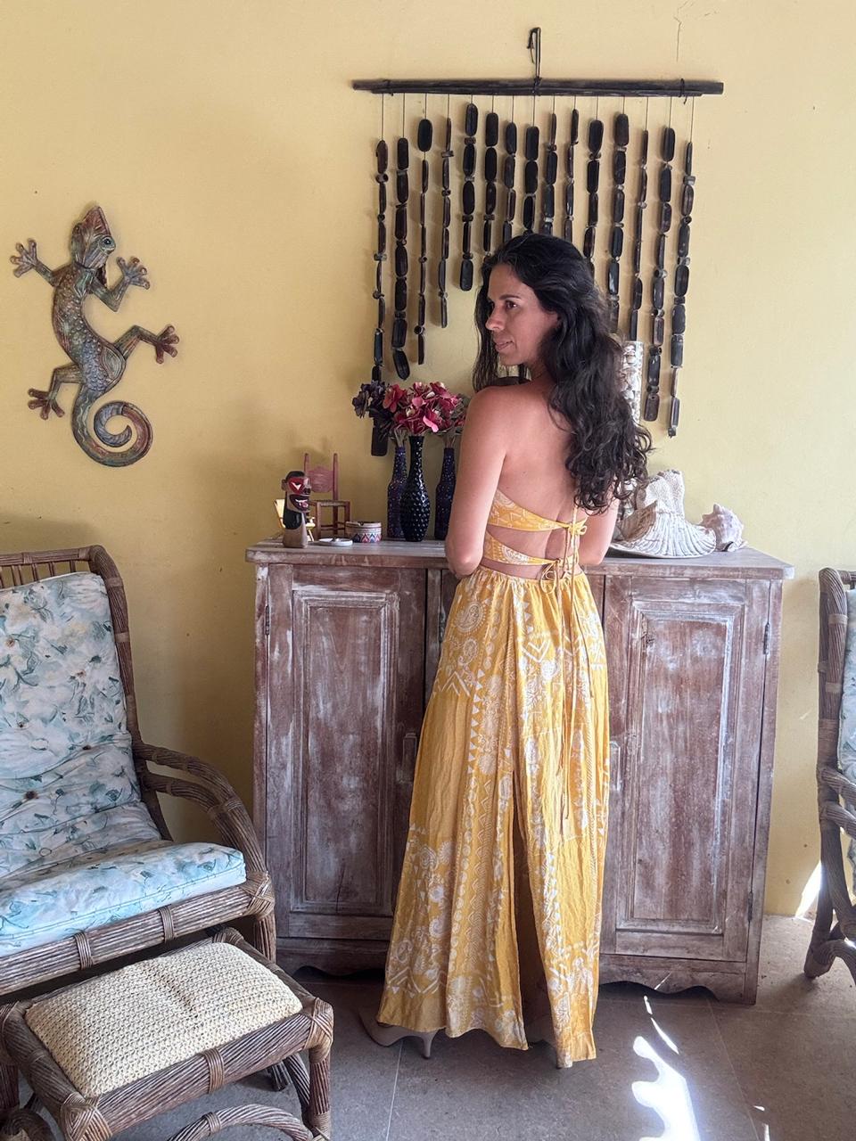 Vestido Longo Amarelo Mostarda Estampado com Cut Out – Fresia – tam M - Imagem 2