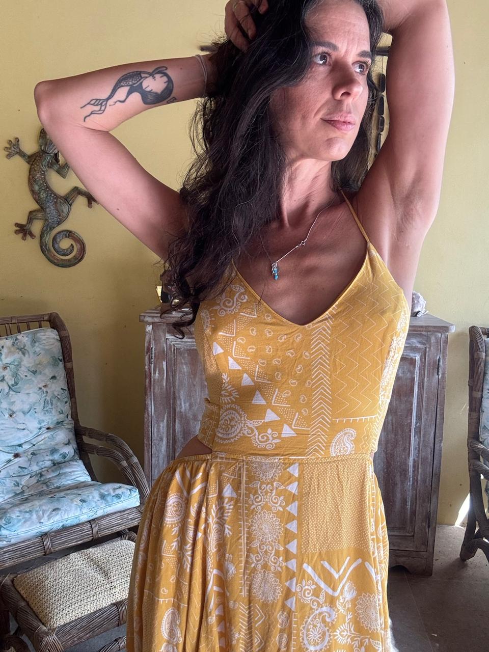 Vestido Longo Amarelo Mostarda Estampado com Cut Out – Fresia – tam M - Imagem 3