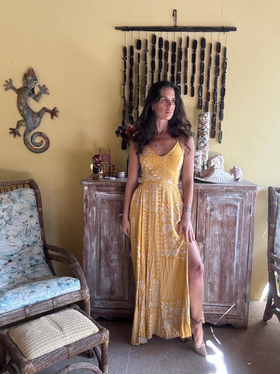 Vestido Longo Amarelo Mostarda Estampado com Cut Out – Fresia – tam M - Imagem 5