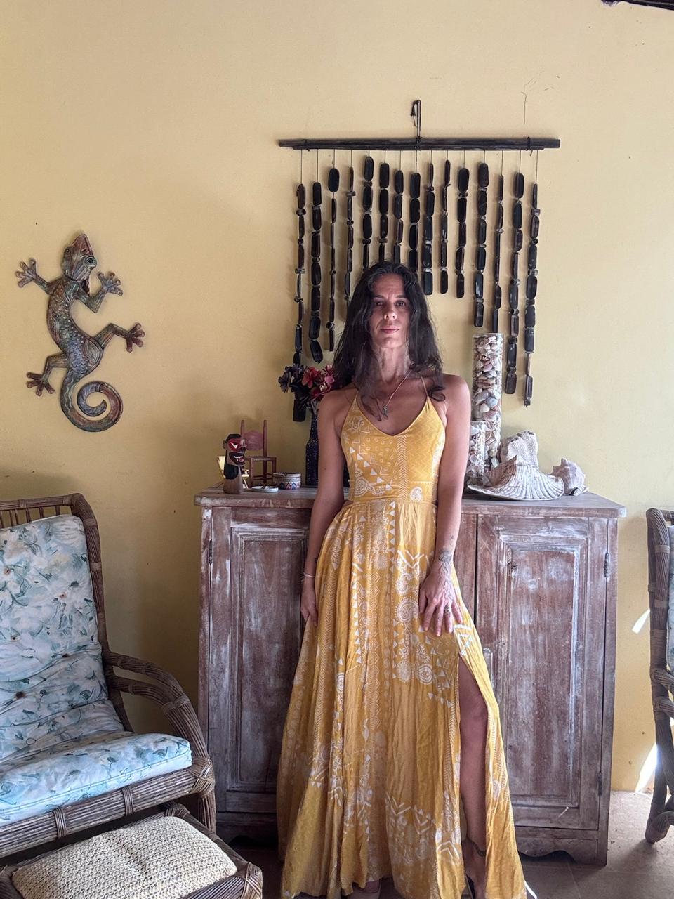 Vestido Longo Amarelo Mostarda Estampado com Cut Out – Fresia – tam M - Imagem 4