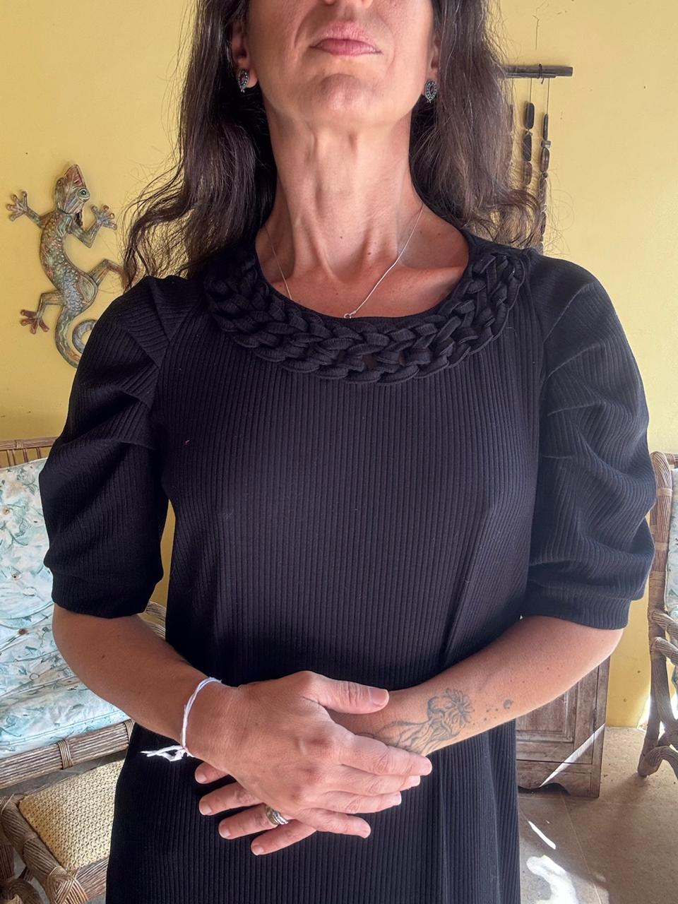 Vestido Preto com Detalhe Trançado e Manga Bufante – BluK – tam M - Imagem 4