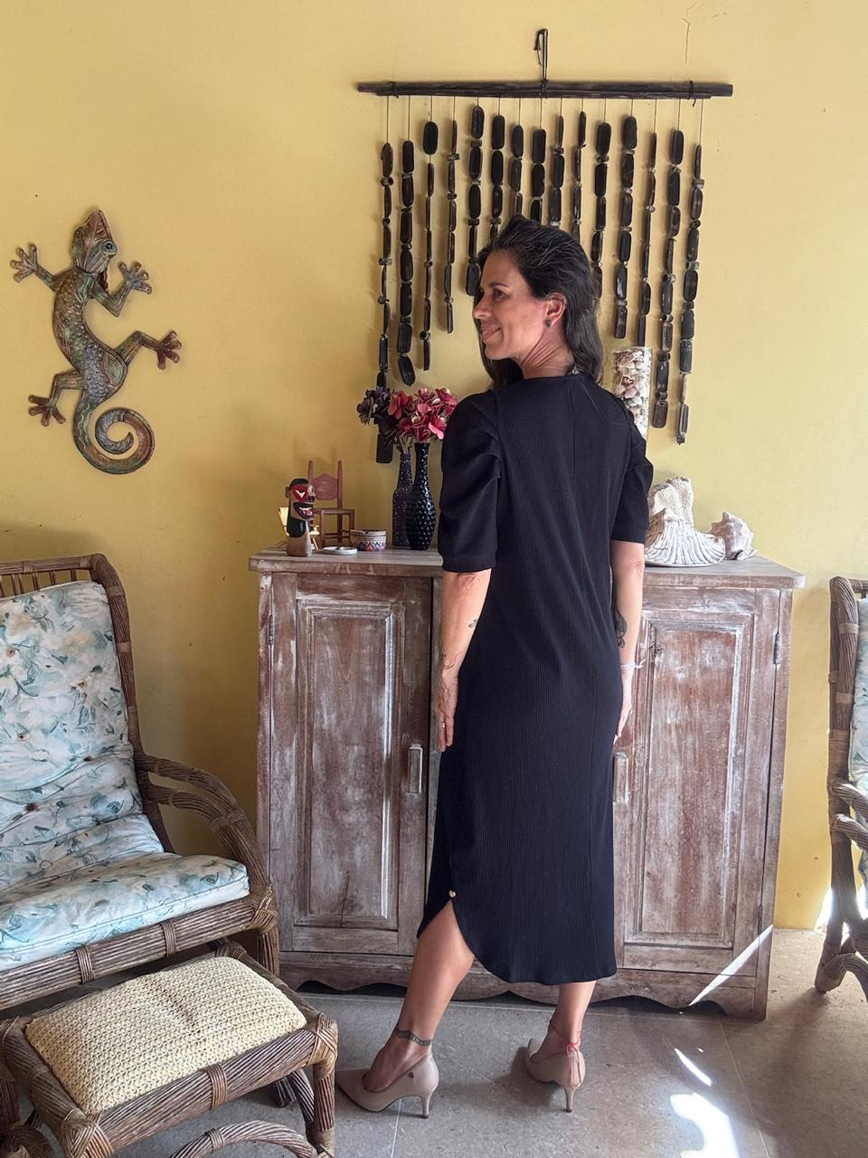 Vestido Preto com Detalhe Trançado e Manga Bufante – BluK – tam M - Imagem 2