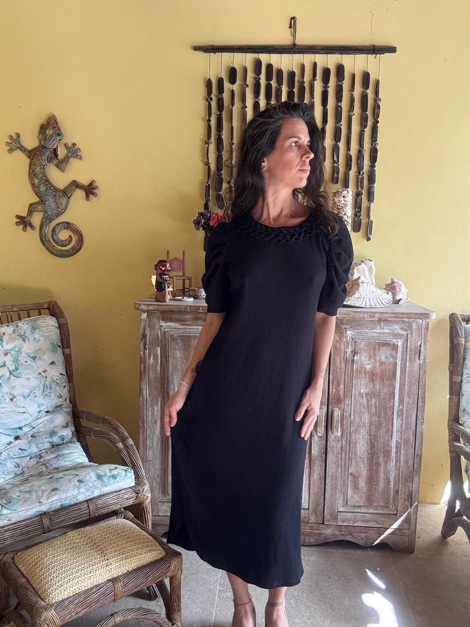 Vestido Preto com Detalhe Trançado e Manga Bufante – BluK – tam M