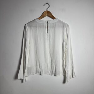 Camisa Branca com Decote V Bordado e Mangas Sino – Queens – tam M