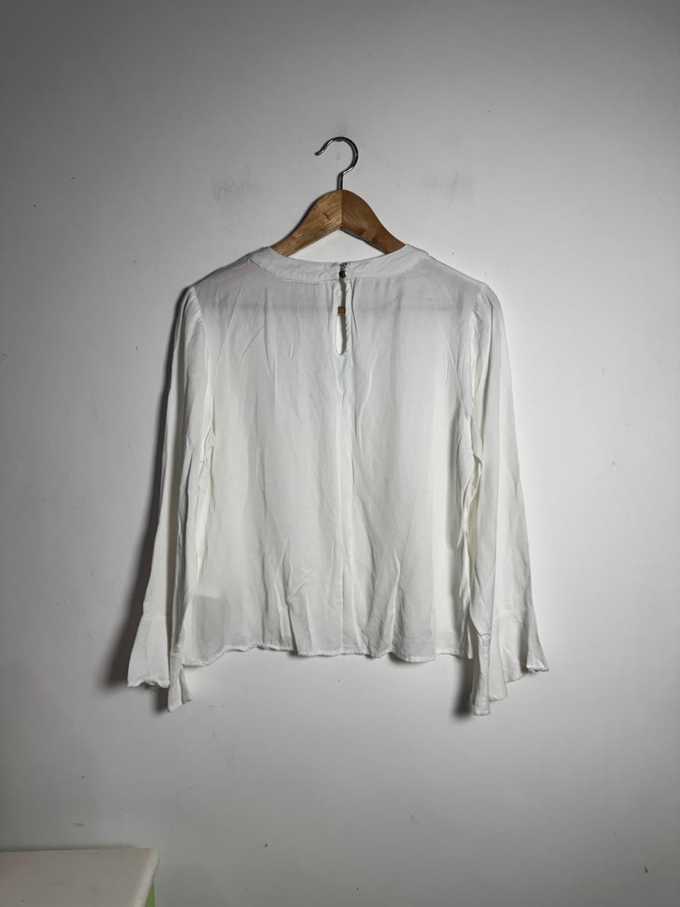 Camisa Branca com Decote V Bordado e Mangas Sino – Queens – tam M