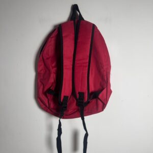 Mochila Vermelha Clássica com Detalhes Pretos