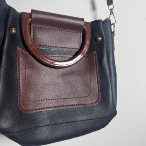 Bolsa Pequena Preta com Alça Rígida Marrom - tam P