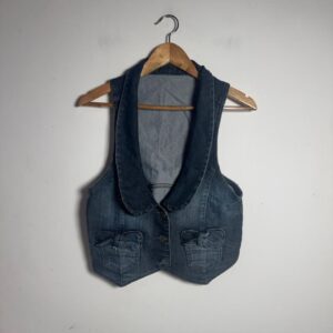 Colete Jeans com Bolsos em Laço e Botões de Coração – Biotipo