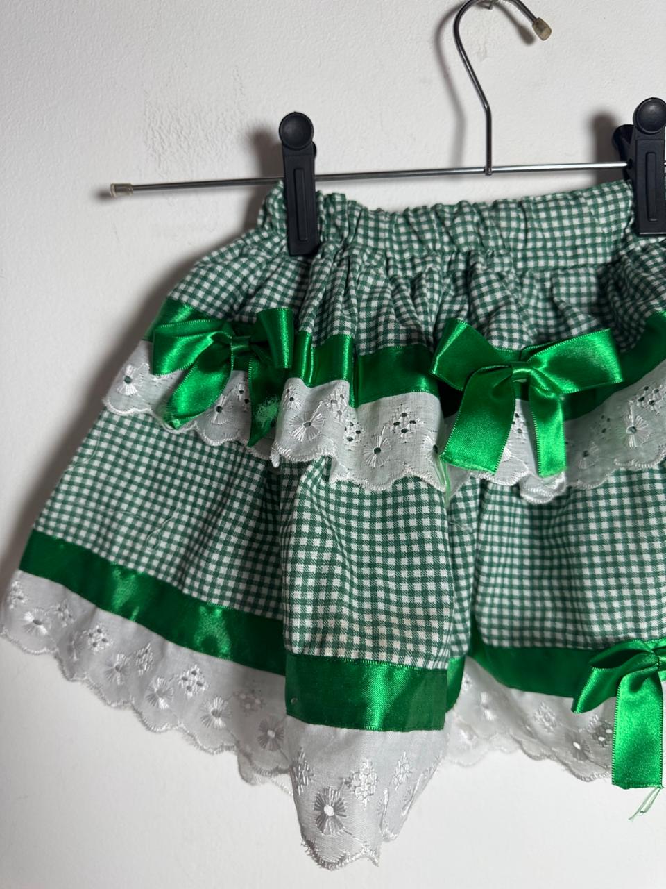 Conjunto Short Saia e Top Infantil Verde e Branco Quadriculado com Babados e Laços – tam M - Imagem 4