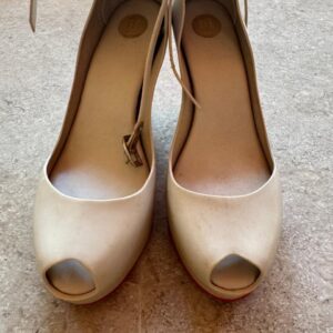 Sapato de Salto Peep Toe Off-White e Vermelho com Tira no Tornozelo – Melissa – tam 38