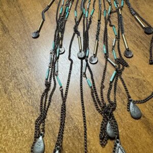 Colar com Penduricalhos Metálicos e Detalhes Turquesa