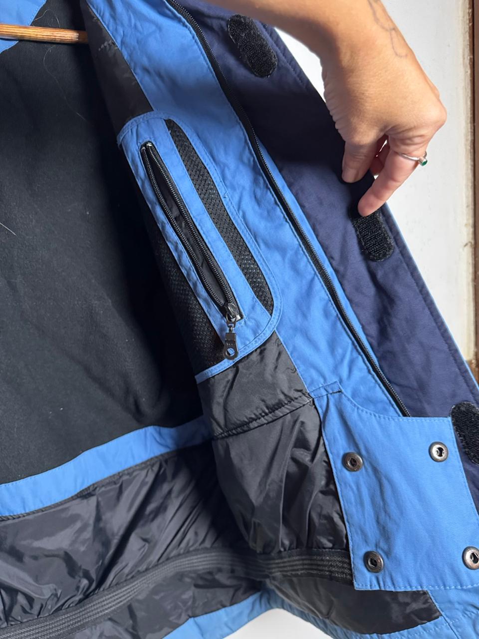 Casaco azul e preto bolsos internos pra frio – tam 38/40 - Imagem 3