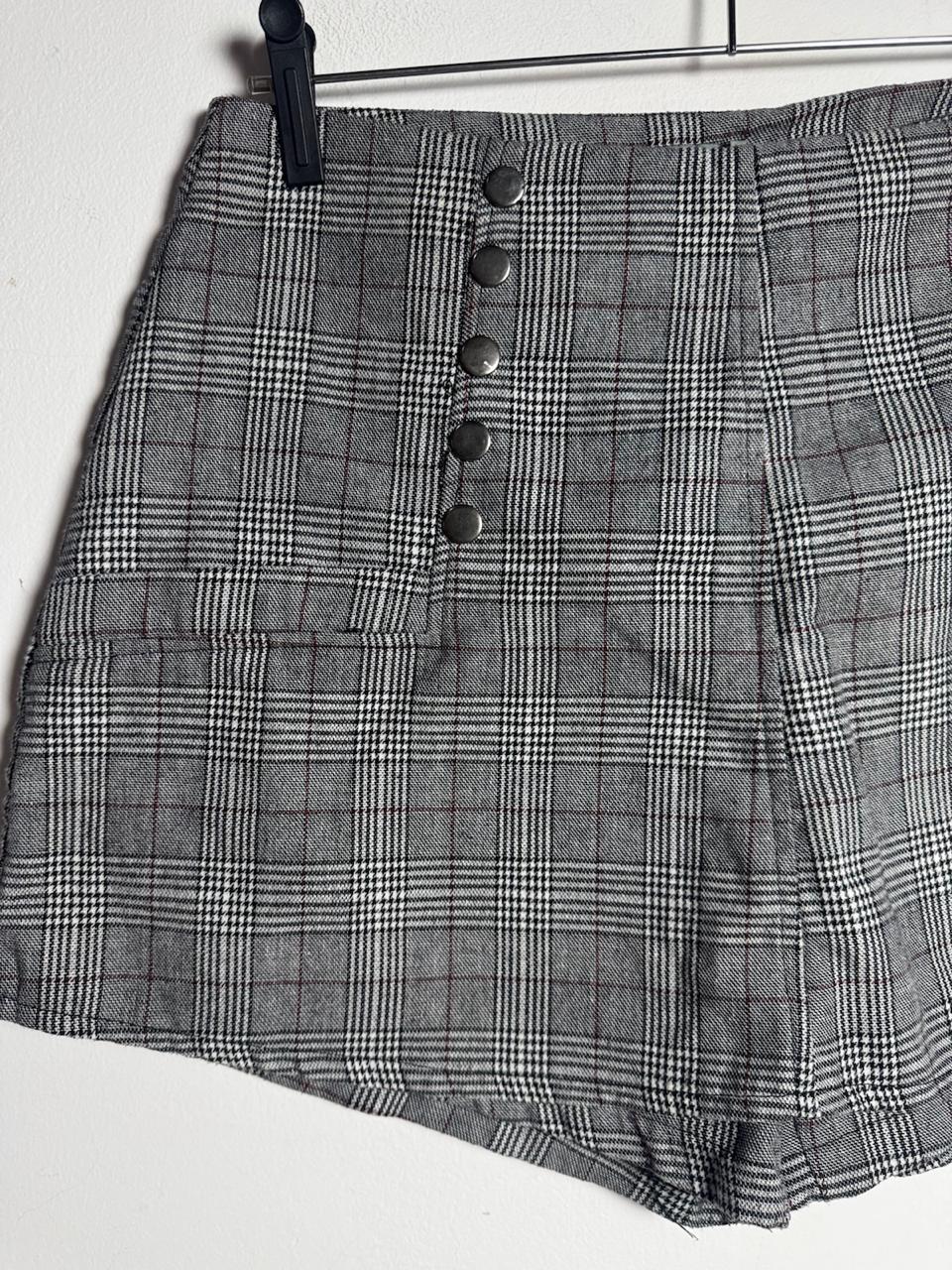 Short Quadriculado Cinza com Botões Decorativos – Acrobat – tam G - Imagem 4