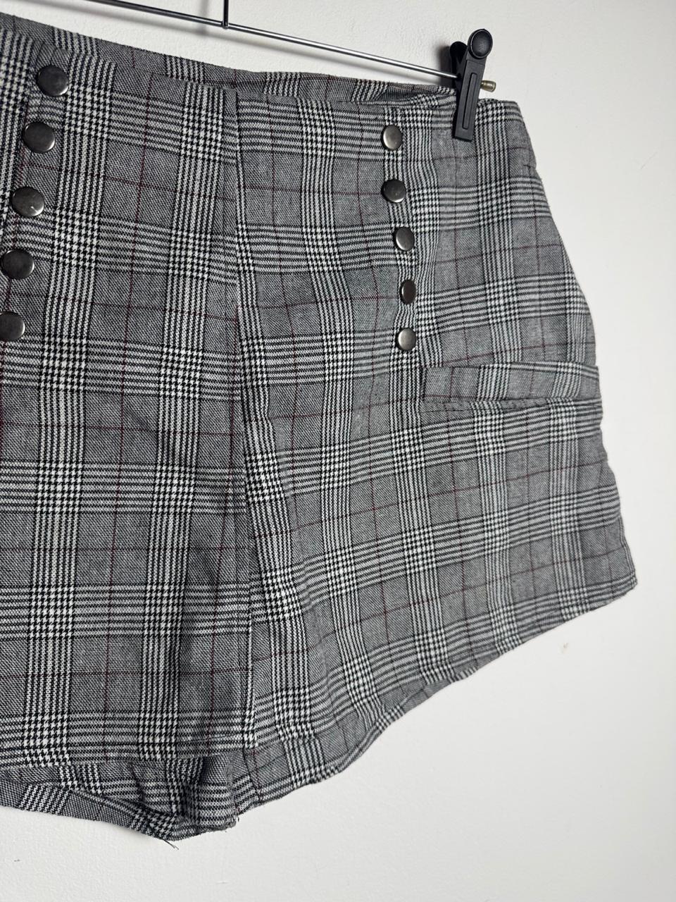 Short Quadriculado Cinza com Botões Decorativos – Acrobat – tam G - Imagem 3