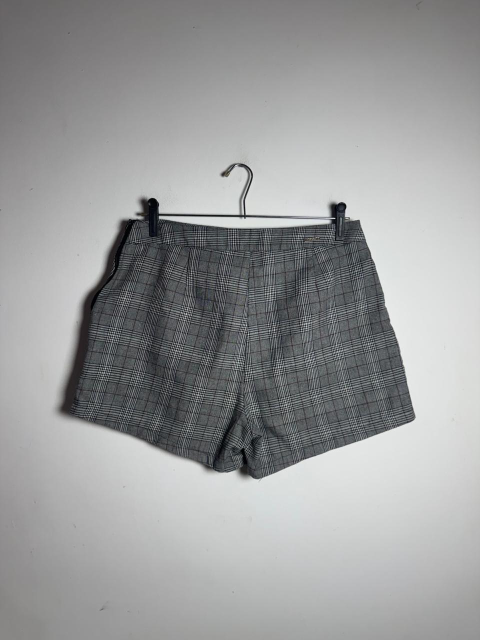 Short Quadriculado Cinza com Botões Decorativos – Acrobat – tam G - Imagem 2