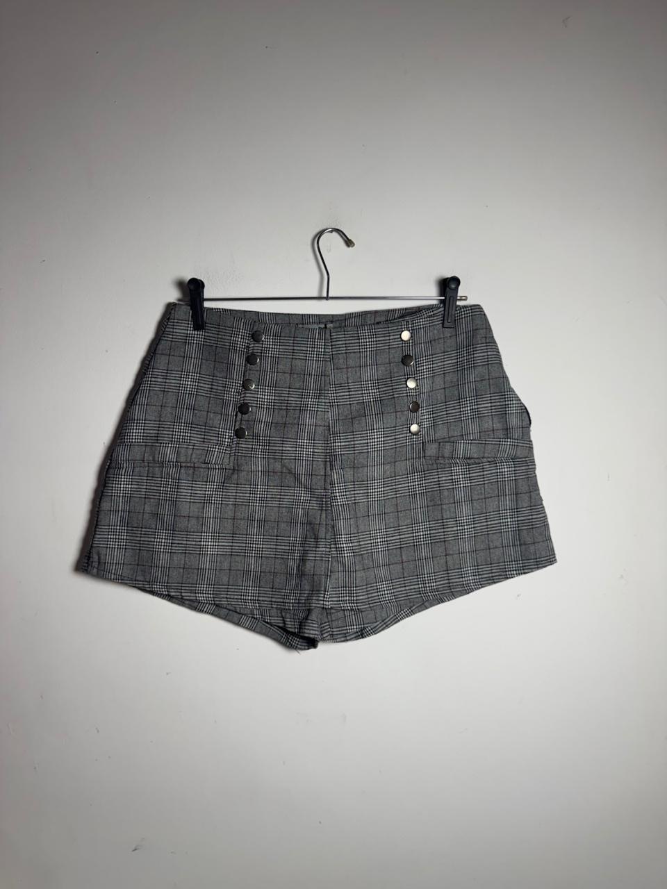Short Quadriculado Cinza com Botões Decorativos – Acrobat – tam G