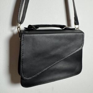 Bolsa Transversal Feminina Preta com Aba Diagonal