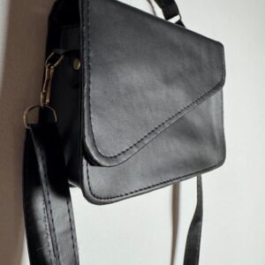 Bolsa Transversal Feminina Preta com Aba Diagonal