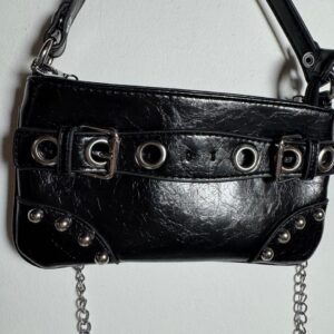 Bolsa Preta Estilo Gótico com Correntes e Fivelas – tam P