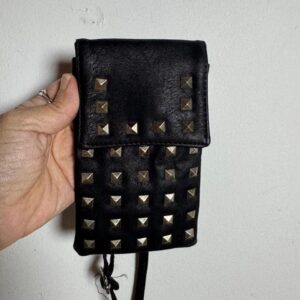Mini Bolsa Transversal Preta com Tachas Metálicas – tam U