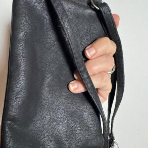 Mini Bolsa Transversal Preta com Tachas Metálicas – tam U