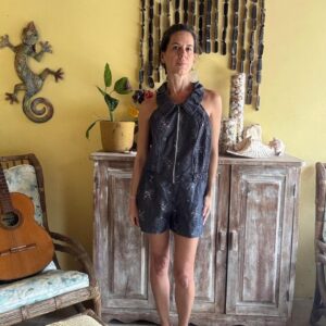 Macaquinho Jeans Floral com Gola Babado e Zíper – Zaya – tam P
