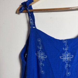 Blusa Regata Azul com Estampa Floral Branca – tam M