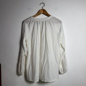 Camisa Branca Manga Comprida com Amarração no Decote e Pregas – tam G