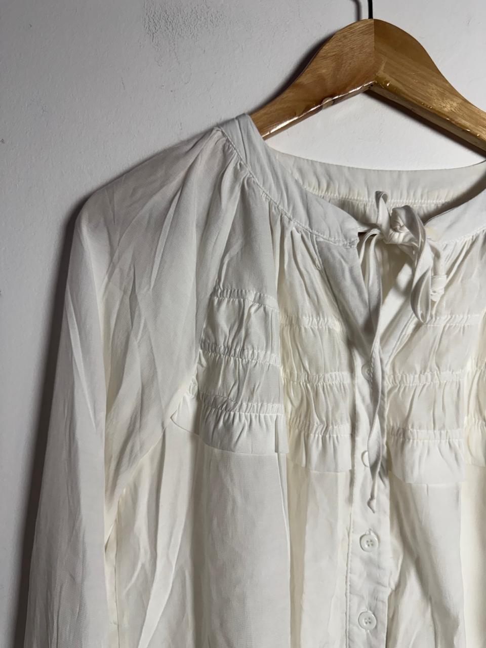 Camisa Branca Manga Comprida com Amarração no Decote e Pregas – tam G - Imagem 3
