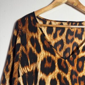 Bata Animal Print com Recorte nas Costas e Detalhes nas Mangas – tam G