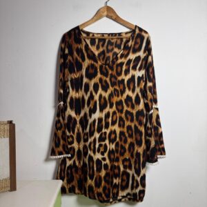 Bata Animal Print com Recorte nas Costas e Detalhes nas Mangas – tam G