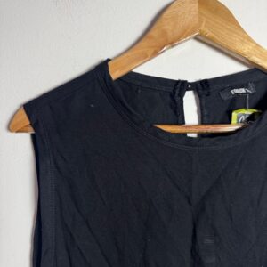 Camisa Regata Preta com Detalhe Sheer nas Costas – Forum – tam M