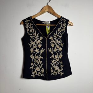Blusa Preta com Bordado Floral – Maria Escandalosa – tam G