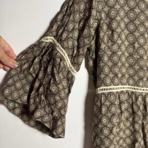 Vestido Estampado Geométrico Marrom Mangas Sino 3/4 com Renda – tam 38