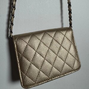 Bolsa Pequena Dourada Matelassê com Alça de Corrente