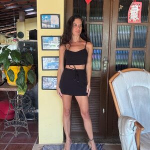 Conjunto Preto com Top Cropped Brilhante e Short Saia – Bobbylulu – tam 14