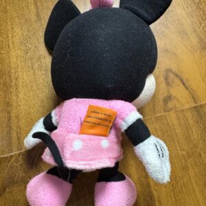 Boneca Minnie de Pelúcia com Vestido Rosa de Poá – Disney