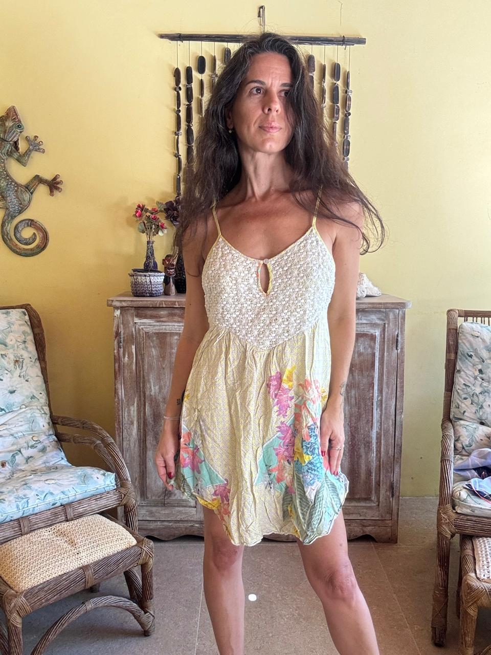 Vestido Amarelo Estampado com Detalhe em Crochê – Dress – tam M