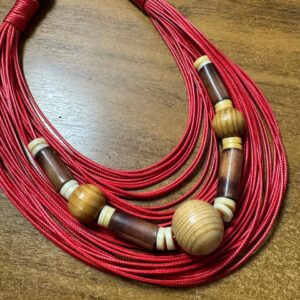 Colar de várias voltas com cordão vermelho e contas de madeira