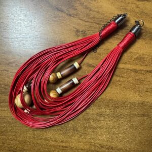 Colar de várias voltas com cordão vermelho e contas de madeira