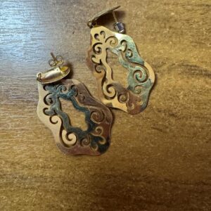 Brinco Dourado e Prateado Vazado Ornato