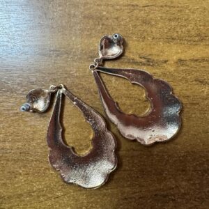 Brinco Comprido Preto com Recorte e Detalhe Dourado