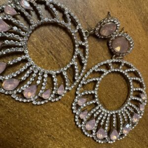 Brinco Comprido Redondo com Brilho e Pedras Rosa – tam U