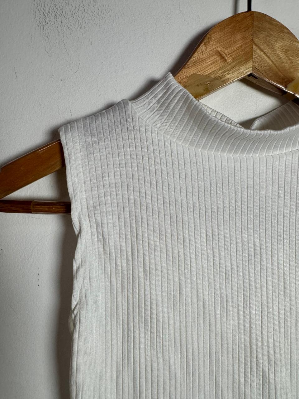 Blusa Branca Canelada Gola Alta com Abertura Costas – Anne Bella – tam P - Imagem 3