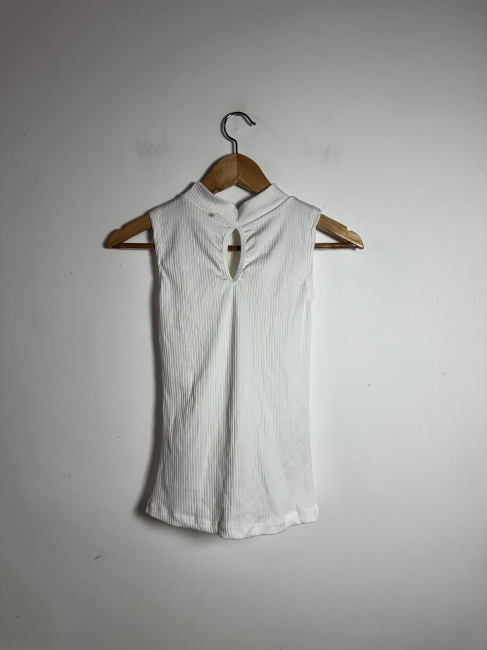 Blusa Branca Canelada Gola Alta com Abertura Costas – Anne Bella – tam P - Imagem 2