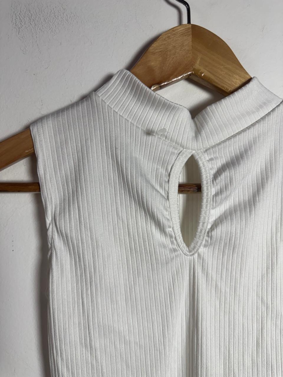 Blusa Branca Canelada Gola Alta com Abertura Costas – Anne Bella – tam P - Imagem 4