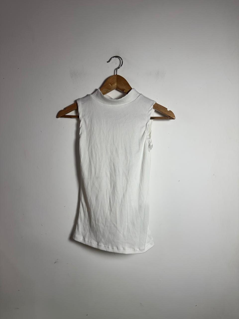 Blusa Branca Canelada Gola Alta com Abertura Costas – Anne Bella – tam P